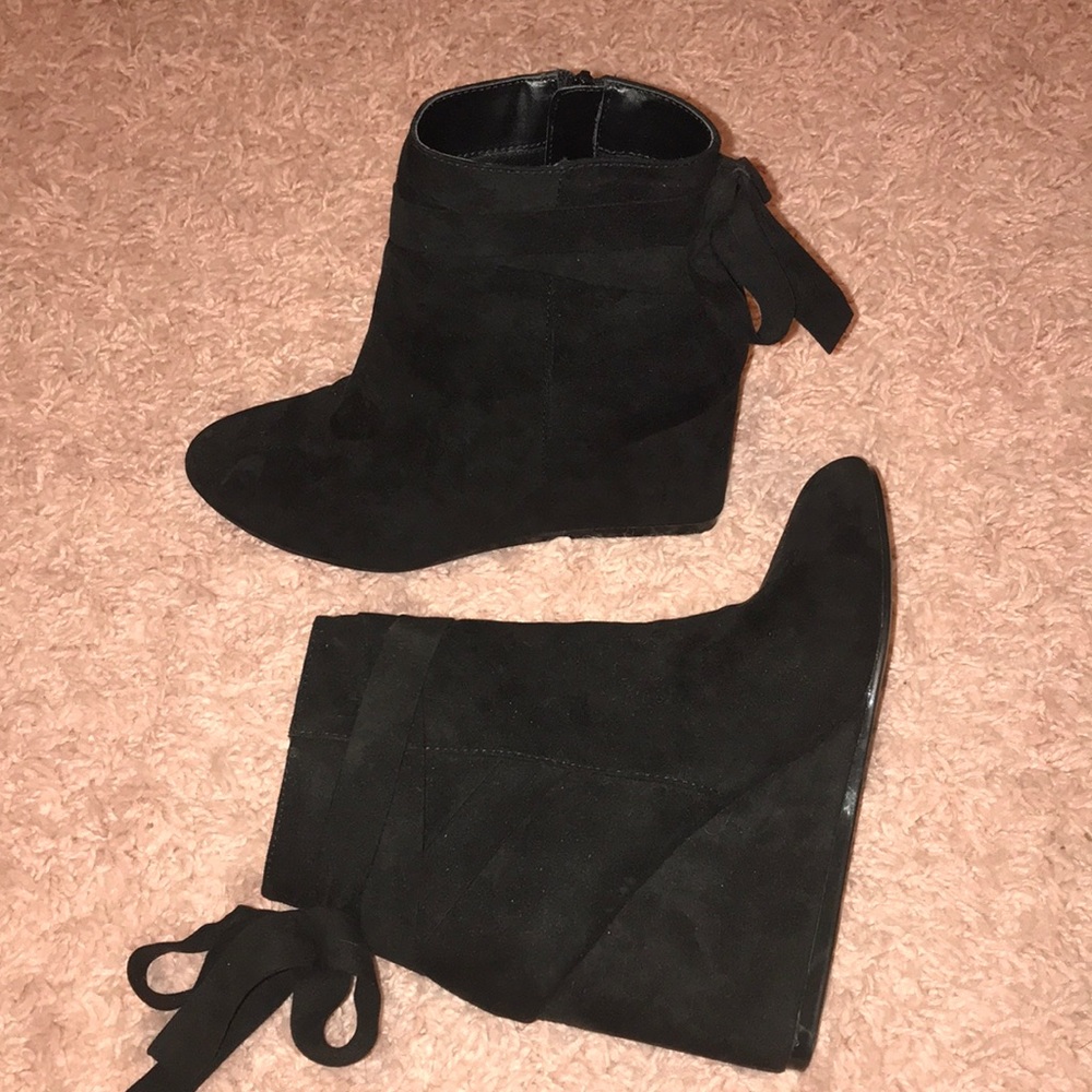 JustFab Suede black booties w a bow!